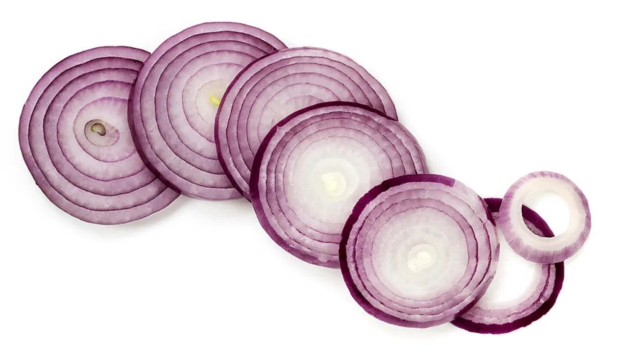 ઘણા લોકો ફરિયાદ કરે છે કે, તેમના ઢોસા તવા પર ચોંટી જાય છે. આ સમસ્યાથી બચવા માટે ડુંગળીને કાપીને તવા પર ઘસો. આ પછી, જ્યારે તમે ખીરું નાખો છો, ત્યારે ઢોસા ચોંટશે નહીં.