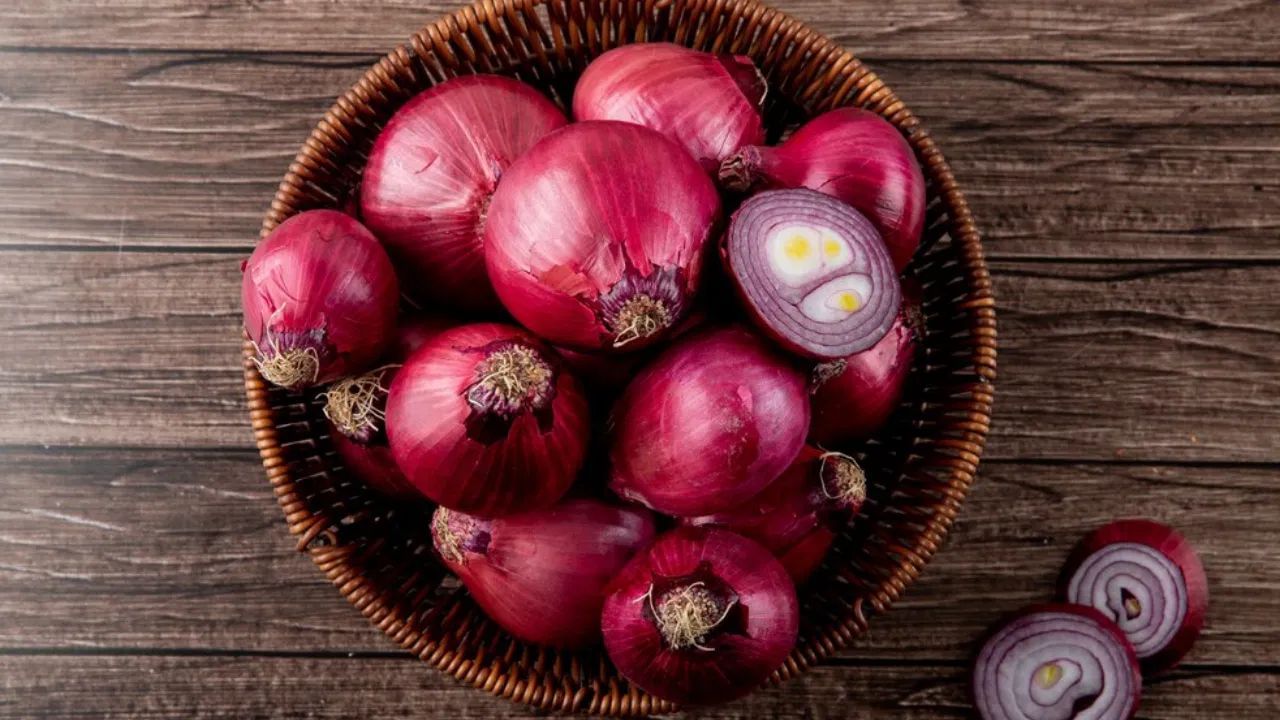 જો તમને તમારા ચહેરા પર વારંવાર ખીલ થાય છે, તો ડુંગળીનો રસ ખૂબ મદદરૂપ સાબિત થઈ શકે છે. આને તમારા ચહેરા પર લગાવવાથી ખીલ અને ડાઘ બંને ઓછા થશે, જેનાથી તમારો ચહેરો ખીલી ઉઠશે. આને 15 થી 20 મિનિટ માટે તમારા ચહેરા પર લગાવો અને પછી તેને પાણીથી ધોઈ નાખો.