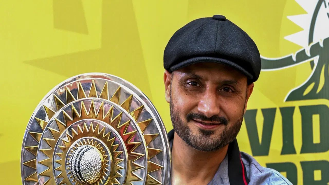 હરભજન અને શ્રીસંતનો આ વીડિયો 18 વર્ષ પછી સામે આવ્યો છે. ભૂતપૂર્વ ઓસ્ટ્રેલિયન ક્રિકેટર માઈકલ ક્લાર્ક સાથેની વાતચીત દરમિયાન, લલિત મોદીએ વીડિયો બતાવ્યો અને ત્યારબાદ તે સોશિયલ મીડિયા પર આગની જેમ વાયરલ થયો. (All Photo Credit : PTI / GETTY)