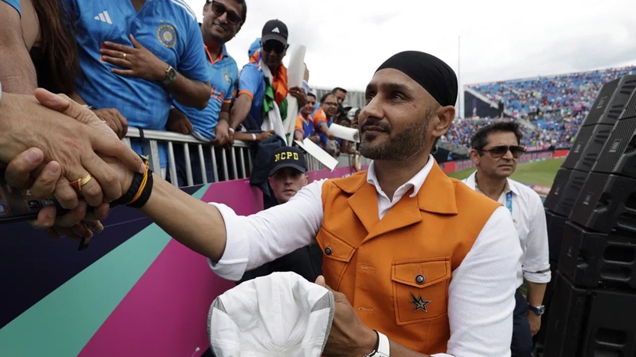 હરભજન સિંહે કહ્યું, 'જે રીતે આ વીડિયો લીક થયો તે ખોટું છે. આવું ન થવું જોઈતું હતું. આ વ્યક્તિગત લાભ માટે કરવામાં આવ્યું છે. આ ઘટના 18 વર્ષ પહેલા બની હતી, જેને લોકો ભૂલી ગયા હતા અને હવે લોકોને ફરીથી તેની યાદ અપાવવામાં આવી રહી છે.'