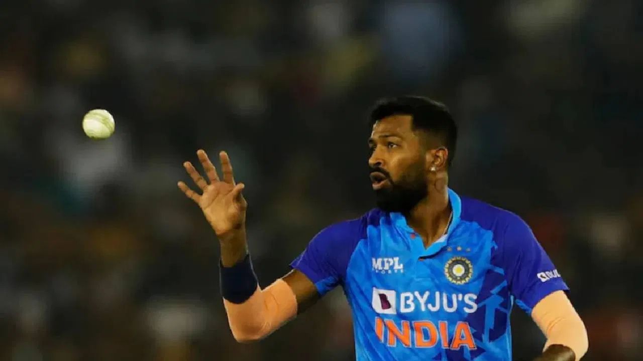 BCCIના સૂત્રોના જણાવ્યા અનુસાર, પંડ્યાની હાલની ઈજામાંથી સાજા થવામાં ચાર અઠવાડિયા જેટલો સમય લાગી શકે છે. આનો અર્થ એ થયો કે જો તે શરૂઆતમાં ટીમ ઈન્ડિયા સાથે પ્રવાસ પર ન જાય, પણ તે ત્યાં કેટલીક T20 મેચો માટે ઉપલબ્ધ રહી શકે છે. જોકે, આ બાબતે અંતિમ નિર્ણય BCCIની મેડિકલ ટીમ દ્વારા તપાસ કર્યા પછી જ લેવામાં આવશે.