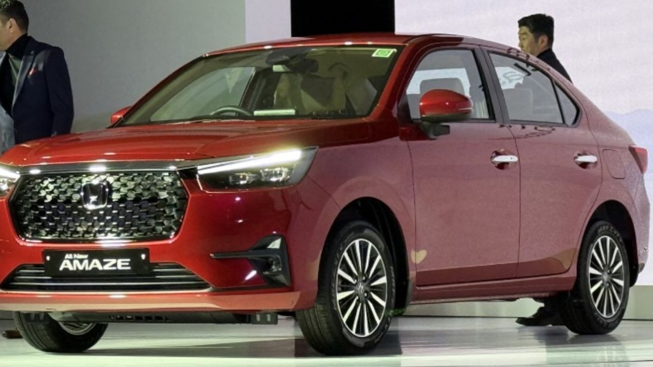 તાજેતરમાં, હોન્ડાએ નવા ઇન્ટિરિયર કલર વિકલ્પો અને સુધારેલા સ્ટાઇલિંગ એલિમેન્ટ્સ તેમજ ખાસ પેકેજો સાથે એલિવેટ મિડસાઇઝ SUV લોન્ચ કરી હતી. તેના હાઇ-એન્ડ ZX ટ્રીમમાં હવે ડોર લાઇનિંગ અને ઇન્સ્ટ્રુમેન્ટ પેનલ અને આઇવરી લેધરેટ સીટ પર આઇવરી સોફ્ટ ટચ ઇન્સર્ટ સાથે નવી આઇવરી કેબિન થીમ મળે છે. તેમાં 7-કલર એમ્બિયન્ટ લાઇટિંગ, નવો 360-ડિગ્રી સરાઉન્ડ વિઝન કેમેરા અને નવો આલ્ફા-બોલાદ પ્લસ ગ્રિલ જેવા ફીચર વિકલ્પો પણ મળે છે. આ સાથે, કંપનીએ V અને VX ટ્રીમ્સ પણ અપડેટ કર્યા છે.