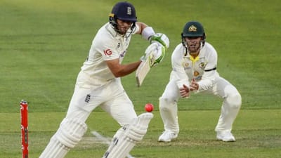 ICC રૂલબુક નિયમ 34 અનુસાર, જો બેટ્સમેન એક જ બોલને બીજા વખત રમવાનો પ્રયાસ કરે છે, તો તેને “Hit the Ball Twice” કહેવાય છે.