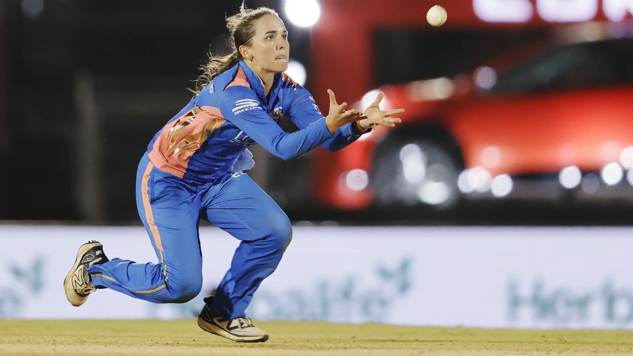 કેચ માન્ય ગણાવવા માટે ફિલ્ડરે બોલ સંપૂર્ણ નિયંત્રણ સાથે પકડવો આવશ્યક છે. ફિલ્ડરનો હાથ અને બોલ વચ્ચે યોગ્ય સંપર્ક હોય અને બોલ જમીનને ના ટચ થાય ત્યારે જ કેચ આઉટ ગણાય. 