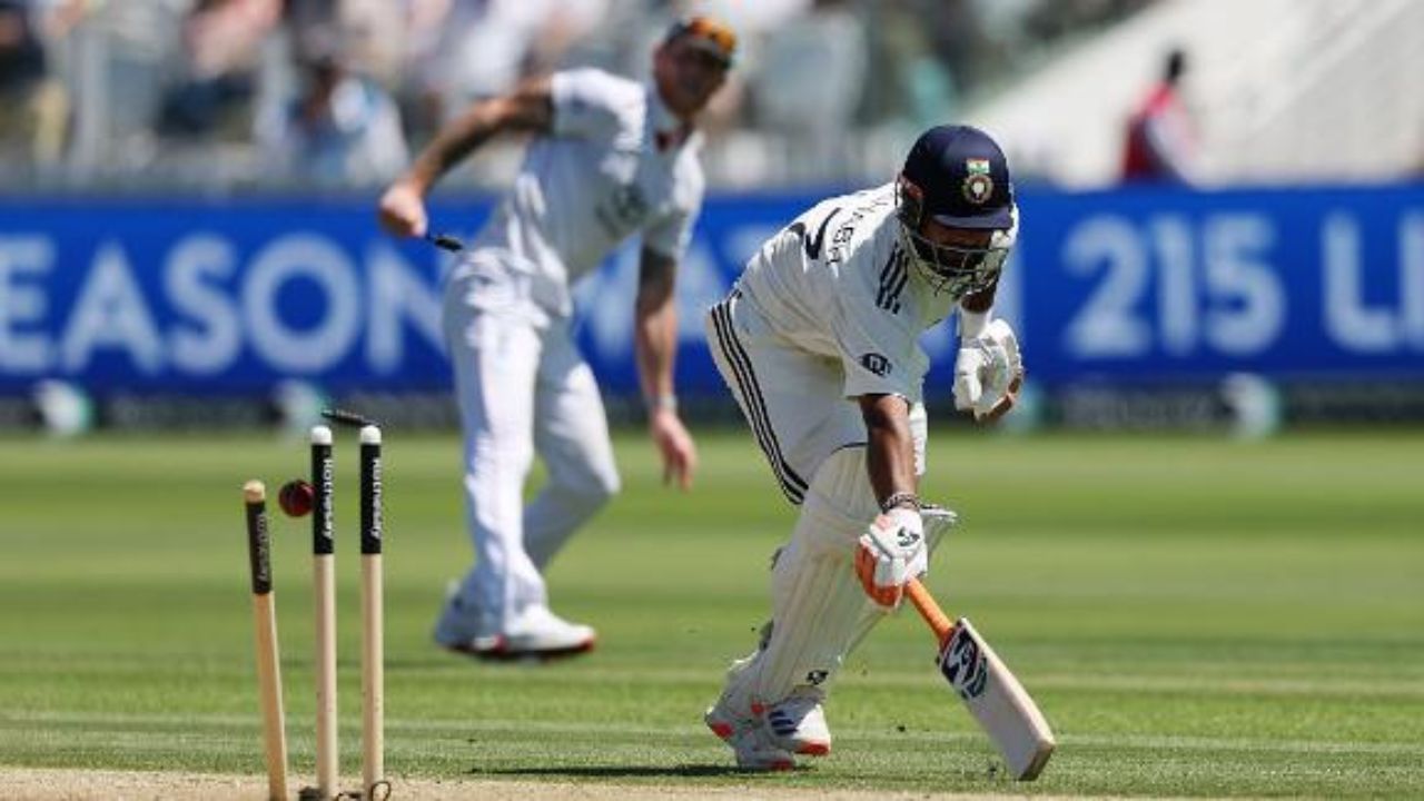 રન આઉટ Striker અને Non-Striker બંને એન્ડ પર થાય છે. જેમાં બે માંથી કોઈ પણ એન્ડ પર બેટ્સમેન રન દોડતી વખતે ક્રિઝની બહાર હોય અને ફિલ્ડર બોલ ફેંકી સ્ટમપ ઉડાવી દે તો જે તે સ્ટમ્પની નજીકનો બેટ્સમેન રન આઉટ ગણાય.