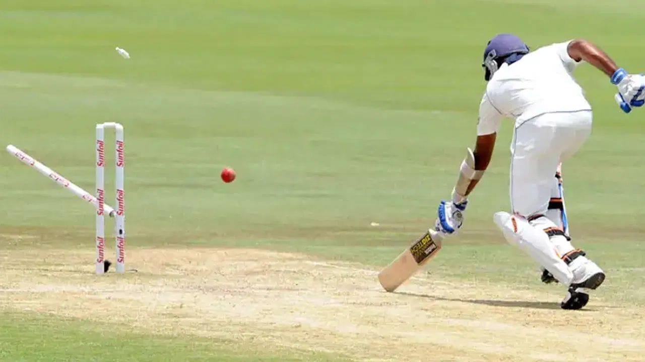 ICC રૂલબુક અનુસાર ક્રિકેટનો નિયમ નંબર 38 છે Run out. રન આઉટ ત્યારે જાહેર થાય છે જ્યારે બોલરે બોલ નાખ્યા બાદ બેટ્સમેન રન લેવા માટે ક્રીઝની બહાર જાય અને ફિલ્ડર બોલ પકડી સ્ટંપ ઉડાવી દે ત્યારે જો બેટ્સમેન ક્રીઝની બહાર હોય તો બેટ્સમેન રન આઉટ જાહેર થાય છે.