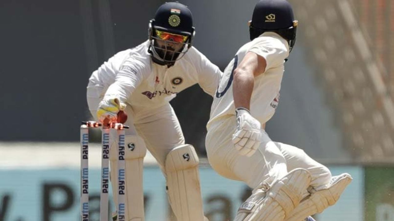 બેટ્સમેન જો બોલ રમવા જતા ક્રીઝની બહાર જાય અને તેનું શરીર અને બેટ ક્રીઝની અંદર ન હોય ત્યારે વિકેટકીપર સ્ટમ્પ ઉડાવી નાખે તો તેને "Stumped" આઉટ જાહેર કરવામાં આવે છે.