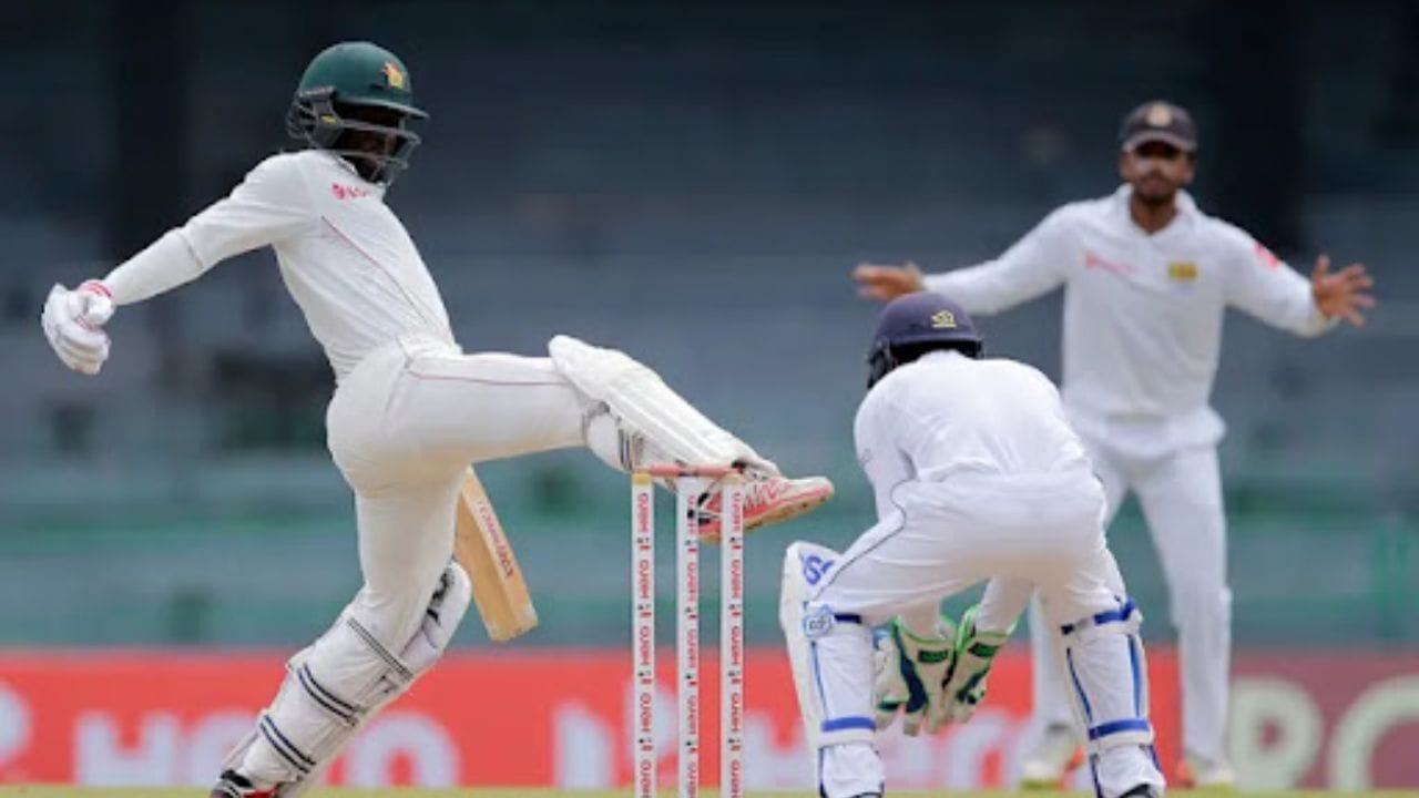 આઉટ જાહેર કરવા માટે, અમ્પાયર દ્વારા નક્કી કરાશે કે બીજી વાર બેટનું હિટ થવું કાયદેસર છે કે નહિ. જો અમ્પાયરને લાગે કે બીજું હિટ ફક્ત વિકેટ બચાવવા માટે છે, તો બેટ્સમેનને આઉટ નહીં થાય.