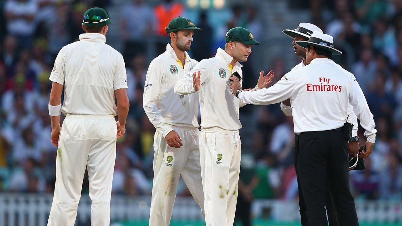 આવી હરકત માટે અમ્પાયર્સ 5 પેનલ્ટી રન આપી શકે છે, બોલ બદલી શકે છે અને ચેતવણી પણ આપી શકે છે.