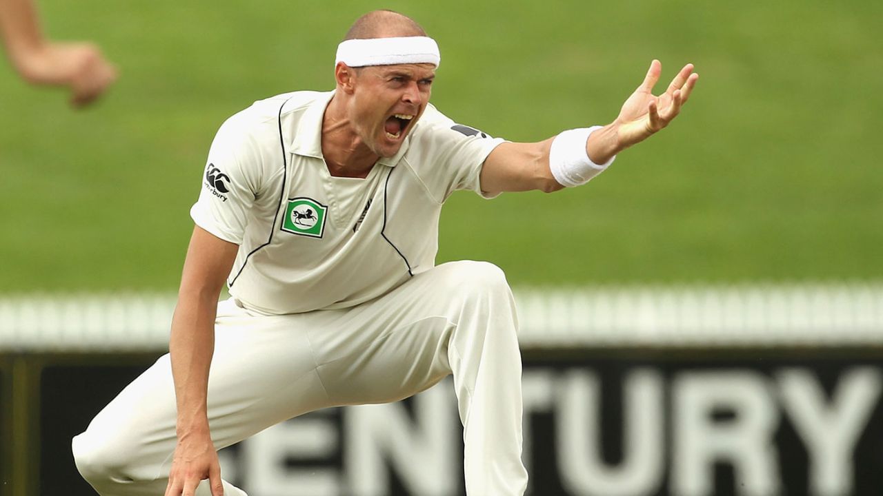 બોલને નુકસાન પહોંચાડવું, સમય ખોટો વેડફવો કે બેટ્સમેનને વિચલિત કરવું આ બધું all Unfair Play ગણાય