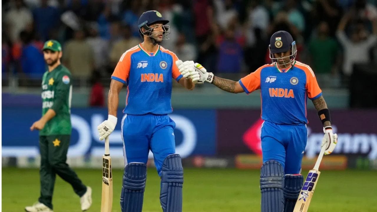 સૂર્યકુમારે કહ્યું કે સોશિયલ મીડિયાના ઘોંઘાટથી અંતર રાખવાથી ટીમને સંયમ જાળવવામાં મદદ મળી. સૂર્યકુમારે કહ્યું કે અમે અહીં આવ્યાના પહેલા દિવસે જ નક્કી કરી લીધું હતું કે અમે બહારના અવાજથી 75-80% અંતર રાખીશું. આ જ કારણ છે કે અમે સ્પષ્ટ મન સાથે મેદાન પર આવ્યા હતા અને અમારી યોજનાઓને સરળતાથી અમલમાં મૂકી શક્યા હતા. ચાહકોના સમર્થનથી પણ તેમને ઉર્જા મળી. આ સમગ્ર વિવાદ વચ્ચે, ટીમ ઈન્ડિયાની જીત અને કેપ્ટન સૂર્યકુમારના નિવેદનથી ફરી એકવાર સ્પષ્ટ થઈ ગયું કે ટીમે મેદાન પર અને મેદાનની બહાર પોતાનો વલણ સ્પષ્ટ કરી દીધો છે.