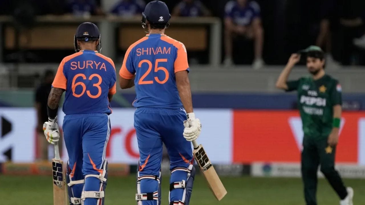 બીજી બાજુ, પાકિસ્તાનના કોચ માઈક હેસને નિરાશા વ્યક્ત કરી. તેમણે કહ્યું કે અમે હાથ મિલાવવા માટે તૈયાર હતા, પરંતુ ભારતીય ખેલાડીઓ મેદાન છોડીને ચાલ્યા ગયા. તે અમારા માટે નિરાશાજનક હતું. ભારતીય ટીમે તેમની બીજી મેચમાં પાકિસ્તાનને દરેક વિભાગમાં હરાવ્યું. પાકિસ્તાનના કોચ માઈક હેસને કહ્યું કે મેચ પછીના પ્રેઝન્ટેશનમાં સલમાન અલી આગાની ગેરહાજરી ભારતના વલણનું પરિણામ હતું. તેમણે કહ્યું કે અમે હાથ મિલાવવા માટે તૈયાર હતા, પરંતુ ભારતીય ટીમે તેમ કર્યું નહીં. તે નિરાશાજનક હતું. અમે ખરાબ રમ્યા, પરંતુ અમે હાથ મિલાવવા માટે તૈયાર હતા.