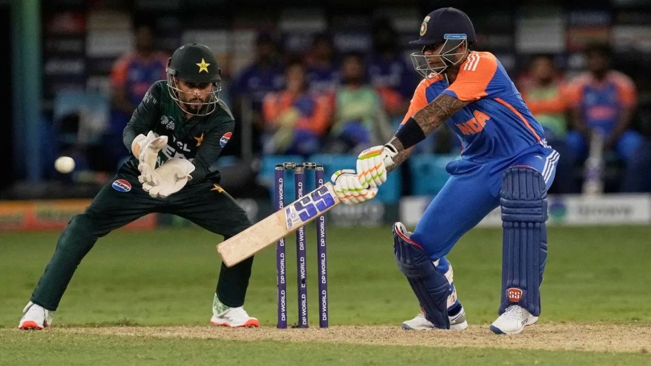 વિજયી છગ્ગો ફટકાર્યા પછી સૂર્યકુમાર સાથી ખેલાડી શિવમ દુબે સાથે હાથ મિલાવ્યા અને સીધા મેદાનની બહાર નીકળી ગયા. તે જ સમયે, પાકિસ્તાની ખેલાડીઓ હાથ મિલાવાની રાહ જોઈ રહ્યા હતા. ટોસ દરમિયાન પણ સૂર્યકુમાર યાદવે પાકિસ્તાનના કેપ્ટન સલમાન અલી આગ સાથે હાથ મિલાવ્યા ન હતા.