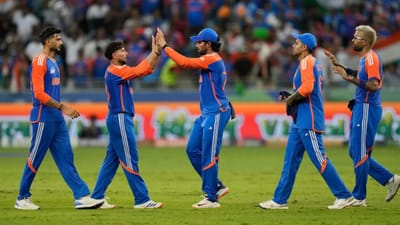 એશિયા કપ 2025માં 14 સપ્ટેમ્બરે ભારત અને પાકિસ્તાન વચ્ચે મેચ રમાઈ હતી. આ મેચમાં ભારતીય ટીમે શાનદાર જીત નોંધાવી હતી, જેના પછી એક અલગ જ દ્રશ્ય જોવા મળ્યું. ટીમ ઈન્ડિયાના કેપ્ટન સૂર્યકુમાર યાદવે મેચ સમાપ્ત થયા પછી પાકિસ્તાની ખેલાડીઓ સાથે હાથ મિલાવ્યા ન હતા. આ નિર્ણય અંગે તેમણે સ્પષ્ટપણે કહ્યું હતું કે આ પગલું સમજી વિચારીને અને દેશના હિતમાં લેવામાં આવ્યું હતું.