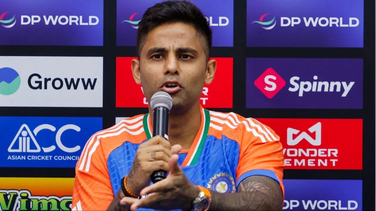 મેચ પછીની પ્રેસ કોન્ફરન્સમાં સૂર્યકુમારે કહ્યું કે અમારી સરકાર અને BCCIનો એક જ મત છે. અમે અહીં ફક્ત રમત રમવા માટે આવ્યા હતા અને અમે યોગ્ય રીતે જવાબ આપ્યો. કેટલીક બાબતો રમતગમતથી પણ વધારે ઉપર છે. સૂર્યકુમારે વધુમાં જણાવ્યું હતું કે તેમણે પ્રેઝન્ટેશનમાં એમ પણ કહ્યું હતું કે અમે પહેલગામ આતંકવાદી હુમલાના તમામ પીડિતો અને તેમના પરિવારો સાથે ઉભા છીએ. ઉપરાંત, અમે આ વિજય ઓપરેશન સિંદૂરમાં સામેલ અમારા બહાદુર સૈનિકોને સમર્પિત કરીએ છીએ. આશા છે કે તેઓ અમને બધાને પ્રેરણા આપતા રહેશે અને જ્યારે પણ અમને તક મળશે, ત્યારે અમે તેમને ખુશ થવાનું કારણ આપીશું.