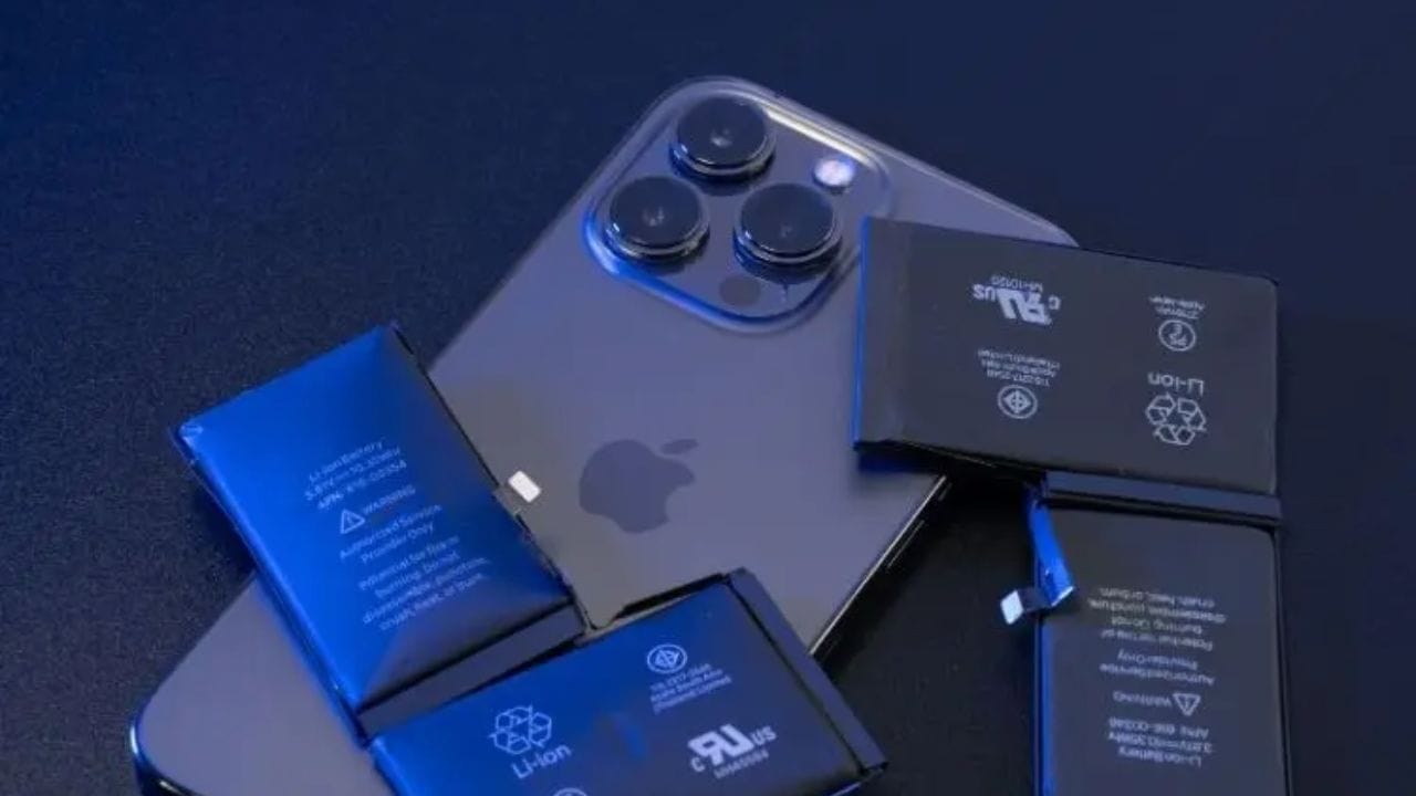 છેલ્લા કેટલાક વર્ષોમાં iPhone યુઝર્સ ઝડપથી વધ્યા છે. જ્યારે પણ iPhoneનું નવું મોડેલ લોન્ચ થાય છે, ત્યારે તેનો ક્રેઝ સ્પષ્ટ દેખાય છે. iPhone ને હવે ફક્ત સ્માર્ટફોન ગણી શકાય નહીં; તે હવે સ્ટેટસ સિમ્બોલ બની ગયું છે. કારણ કે તે એક મોંઘો ફોન છે, લોકો તેનો લાંબા સમય સુધી ઉપયોગ કરે છે. તેથી, જો iPhoneની બેટરી ખરાબ થઈ જાય, તો તે એક મોટું નુકસાન હોઈ શકે છે. 