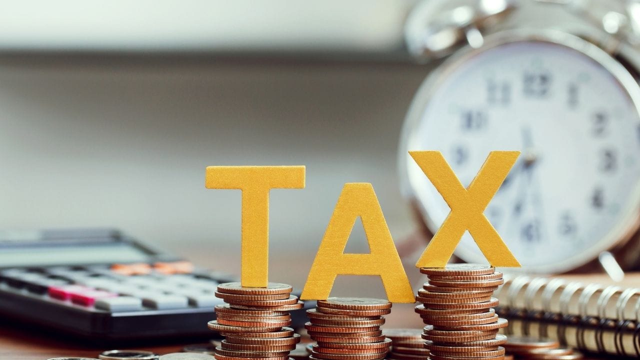 સમયસર ITR ફાઇલ ન કરવાના પરિણામો શું છે તેની વાત કરવામાં આવે તો Tax2Win ના સહ-સ્થાપક, ચાર્ટર્ડ એકાઉન્ટન્ટ, અભિષેક સોની કહે છે કે મૂળ ITR સમયમર્યાદા ચૂકી જવાના ઘણા પરિણામો આવી શકે છે.