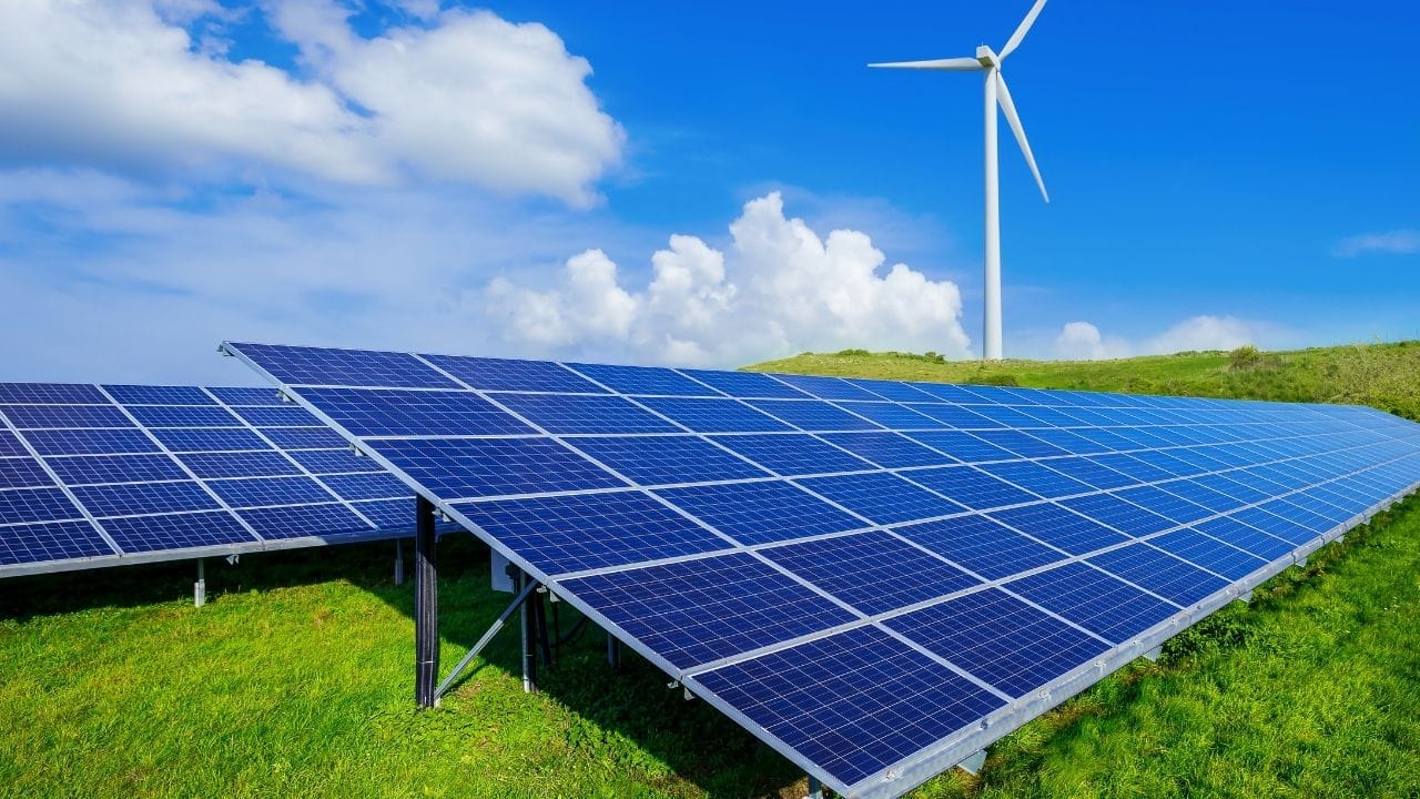 ઊર્જા ક્ષેત્રની કંપની જ્યુનિપર ગ્રીન એનર્જી પણ સેબી પાસેથી મંજૂરી મેળવનારાઓમાં સામેલ છે. આ કંપની રૂ. 3,000 કરોડનો સંપૂર્ણ નવો ઇશ્યૂ લાવશે. તે જ સમયે, બાંધકામ ક્ષેત્રની કંપની રવિ ઇન્ફ્રાબિલ્ડ પ્રોજેક્ટ્સ પણ 1,100 કરોડ રૂપિયાના IPO દ્વારા મૂડી એકત્ર કરવાની યોજના બનાવી રહી છે, જેના દ્વારા કંપની તેનું દેવું ચૂકવશે અને નવા મશીનો ખરીદશે. ટેકનોલોજી ક્ષેત્રની ઓમ્નિટેક એન્જિનિયરિંગ પણ 850 કરોડ રૂપિયાના IPO સાથે તૈયાર છે, જેમાંથી 520 કરોડ રૂપિયા નવા ઇશ્યૂ દ્વારા અને બાકીના OFS દ્વારા એકત્ર કરવામાં આવશે.