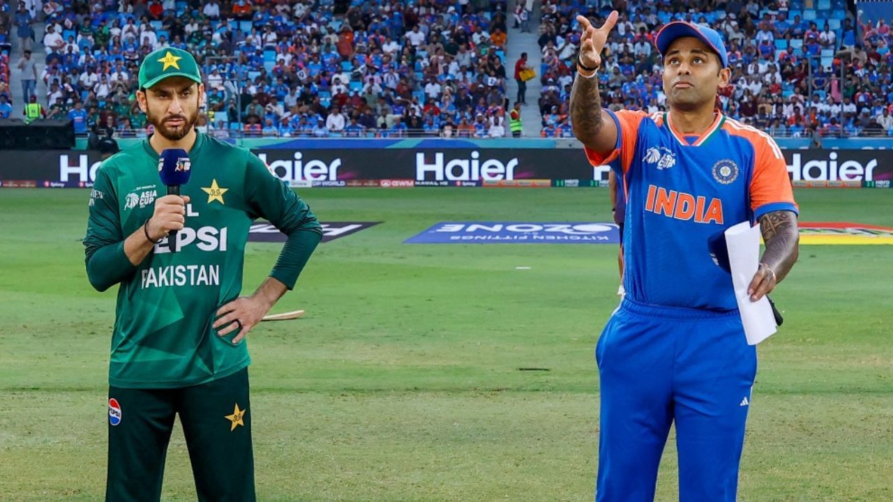 ભારત-પાકિસ્તાન ફાઈનલ મેચની ટિકિટો સત્તાવાર રીતે વેચાઈ ગઈ છે. જોકે, કેટલીક વેબસાઈટ્સ અનુસાર, ટિકિટની કિંમત ₹200,000 થી ₹2.7 લાખ સુધીની છે. સ્કાય બોક્સ ટિકિટ ₹200,000 થી શરૂ થતી હતી. મીડિયા રિપોર્ટ્સ અનુસાર, VIP સ્યુટ વેસ્ટ 12 સ્ટેન્ડમાં ટિકિટ ₹2.7 લાખ સુધી વેચાઈ રહી હતી.