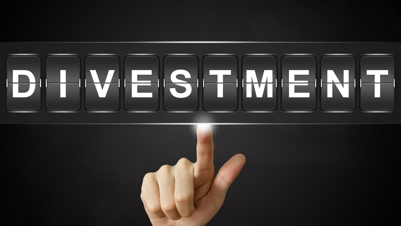 ચાવલાએ જણાવ્યું હતું કે સરકારે આ વર્ષની શરૂઆતમાં કેટલાક હિસ્સાનું વેચાણ કર્યું હતું, પરંતુ બજારની અસ્થિરતાને કારણે થોડો વિરામ થયો હતો. હવે જ્યારે બજાર સ્થિર થયું છે, ત્યારે સરકાર ફરીથી ડિવેસ્ટમેન્ટને વેગ આપશે. તેઓ નાના રોકાણકારો માટે તકો ઊભી કરવાનો પણ પ્રયાસ કરી રહ્યા છે. સરકાર ટૂંક સમયમાં અનેક સરકારી કંપનીઓમાં હિસ્સાના વેચાણ દ્વારા ભંડોળ એકત્ર કરવાની અને રોકાણકારો માટે નવી તકો પૂરી પાડવાની યોજના ધરાવે છે. આનાથી માત્ર સરકારી તિજોરી જ મજબૂત થશે નહીં પરંતુ દેશની આર્થિક શક્તિ પણ વધશે. (નોંધ : અહીં આપવામાં આવેલી માહિતી ફક્ત આપની જાણકારી માટે છે. કોઇ પણ રોકાણ કરવા પહેલા નિષ્ણાતોની સલાહ લેવી જરૂરી છે.)