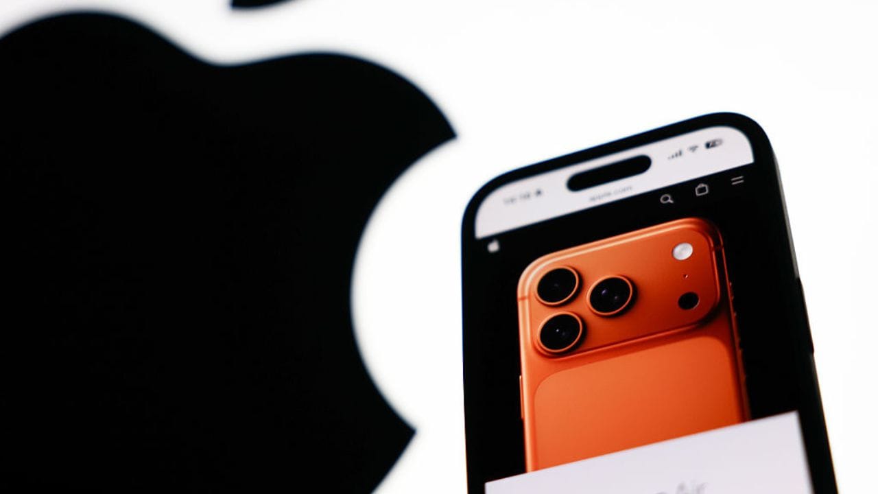 કંપનીએ iPhone Air લોન્ચ કર્યું છે. આ બ્રાન્ડનો અત્યાર સુધીનો સૌથી પાતળો ફોન છે. આ સ્માર્ટફોન ફક્ત 5.6mm જાડા છે. આમાં તમને આગળ અને પાછળ બંને બાજુ સિરામિક શિલ્ડ મળે છે. હેન્ડસેટ ચાર કલર વિકલ્પોમાં લોન્ચ કરવામાં આવ્યો છે. તેમાં A19 Pro પ્રોસેસર છે. આ વખતે કંપનીએ iPhoneનો પ્લસ વેરિઅન્ટ લોન્ચ કર્યો નથી.