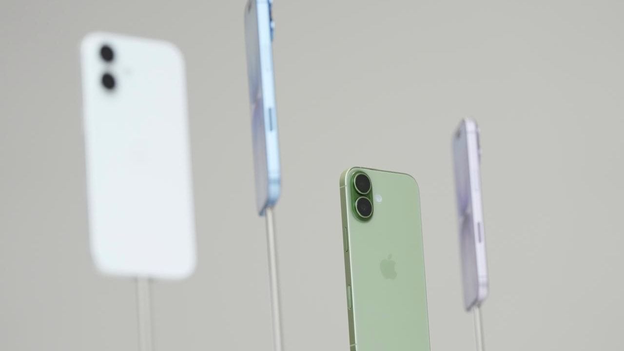 પ્રો અને પ્રો મેક્સ બંનેમાં 18MP ફ્રન્ટ કેમેરા હશે. સ્માર્ટફોનમાં 48MP + 48MP + 48MP ટ્રિપલ રીઅર કેમેરા સેટઅપ હશે. iPhone 17 Proમાં 6.3-ઇંચ ડિસ્પ્લે હશે. તે જ સમયે, iPhone 17 Pro Maxમાં 6.9-ઇંચ ડિસ્પ્લે હશે.