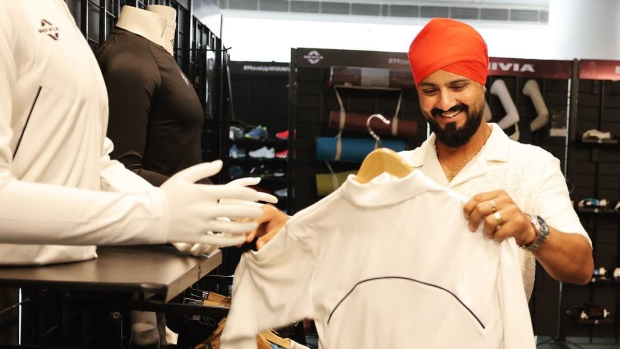 ઓમાનના કેટલાક ખેલાડીઓને આંતરરાષ્ટ્રીય ક્રિકેટમાં સારો અનુભવ છે. જતિન્દર સિંહે ઓમાન માટે T20 ક્રિકેટમાં સૌથી વધુ રન બનાવ્યા છે. જતિન્દરના નામે 64 T20 આંતરરાષ્ટ્રીય મેચોમાં 24.54 ની સરેરાશથી 1399 રન છે.