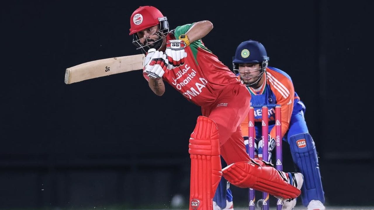 જતિન્દર સિંહનો જન્મ 5 માર્ચ, 1989ના રોજ લુધિયાણામાં થયો હતો. જતિન્દર 2003માં ઓમાન શિફ્ટ થયા હતા. તેમના પિતા ગુરમેલ સિંહ 1975માં ઓમાન ગયા હતા જ્યાં તેમણે રોયલ ઓમાન પોલીસમાં સુથાર તરીકે કામ કર્યું હતું. 