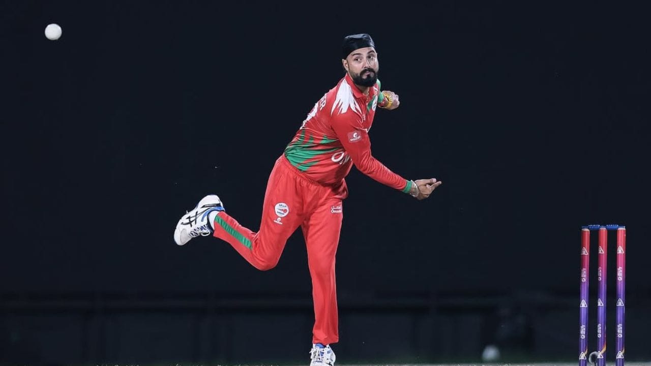 ODI ફોર્મેટમાં, જતિન્દરએ 61 ODI મેચમાં 29.37 ની સરેરાશથી 1704 રન બનાવ્યા છે જેમાં 4 સદી અને 9 અડધી સદીનો સમાવેશ થાય છે.