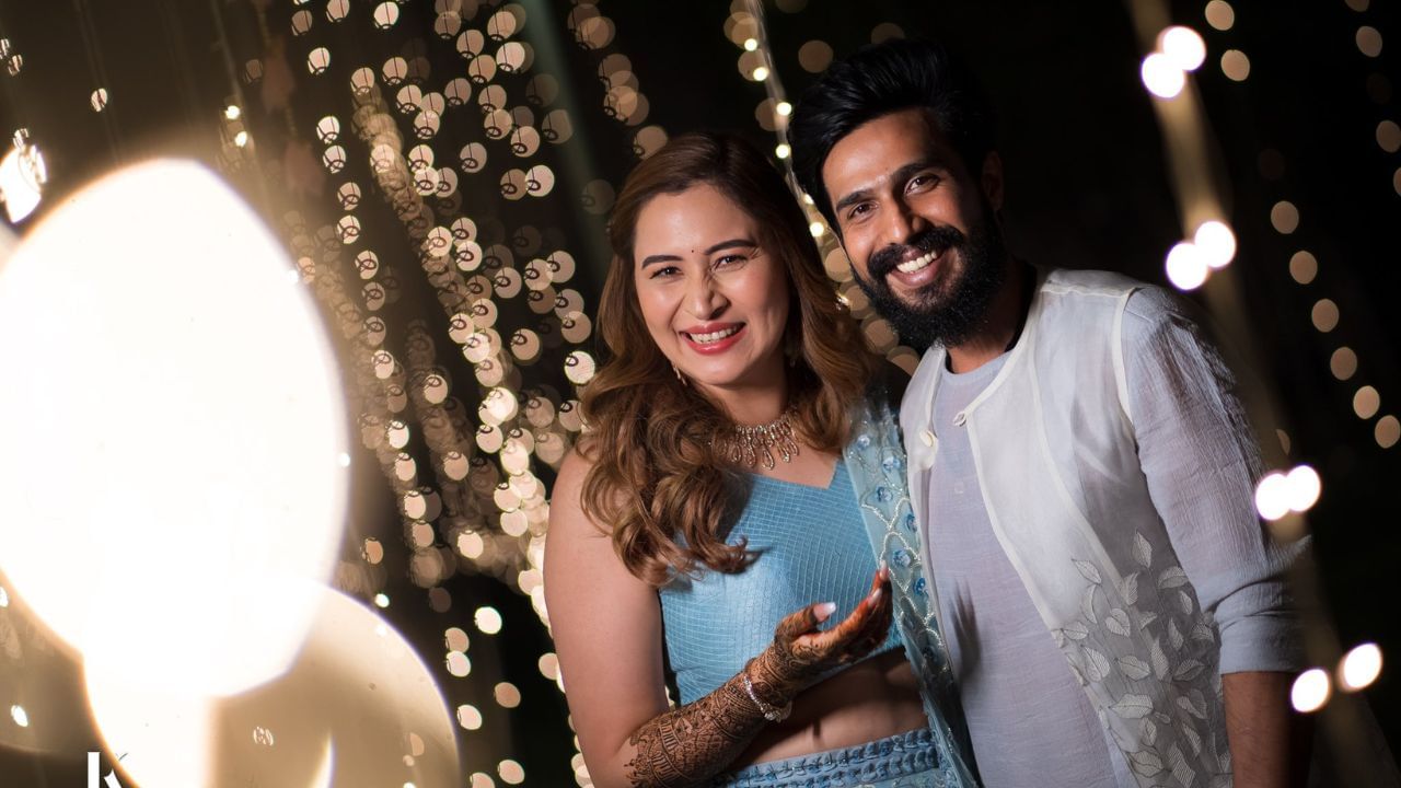  જ્વાલાએ પહેલા લગ્ન બેડમિન્ટન ખેલાડી ચેતન આનંદ સાથે કર્યા હતા, પરંતુ 2011માં તેમના છૂટાછેડા થયા હતા. તેના બીજા લગ્ન 2021માં અભિનેતા વિષ્ણુ વિશાલ સાથે થયા, અને તે એક દીકરી મીરાનો પિતા છે.