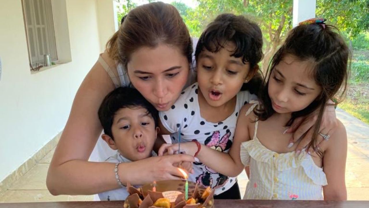 2010માં દિલ્હીમાં યોજાયેલી કોમનવેલ્થ ગેમ્સમાં જ્વાલાની પાર્ટનર અશ્વિની પોનપ્પા હતી. બંનેએ સાથે મળીને ડબલ ઇવેન્ટમાં ગોલ્ડ જીત્યો હતો. 2014માં કોમનવેલ્થ ગેમ્સમાં પણ ગોલ્ડ જીત્યો હતો.