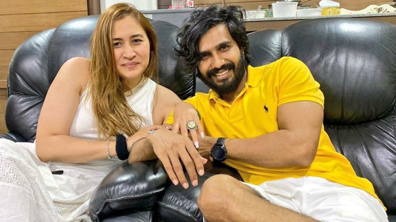 રાષ્ટ્રીય અને આંતરરાષ્ટ્રીય સ્તરે બેડમિન્ટનમાં પોતાની ઓળખ બનાવનાર મહિલા ખેલાડીઓમાં જ્વાલા ગુટ્ટાનું નામ પણ સામેલ છે. જ્વાલા ગુટ્ટા ભારતની એક પ્રોફેશનલ બેડમિન્ટન ખેલાડી છે, જેમણે 1990ના મિશ્ર અને મહિલા ડબલ્સમાં ભાગ લીધો હતો.