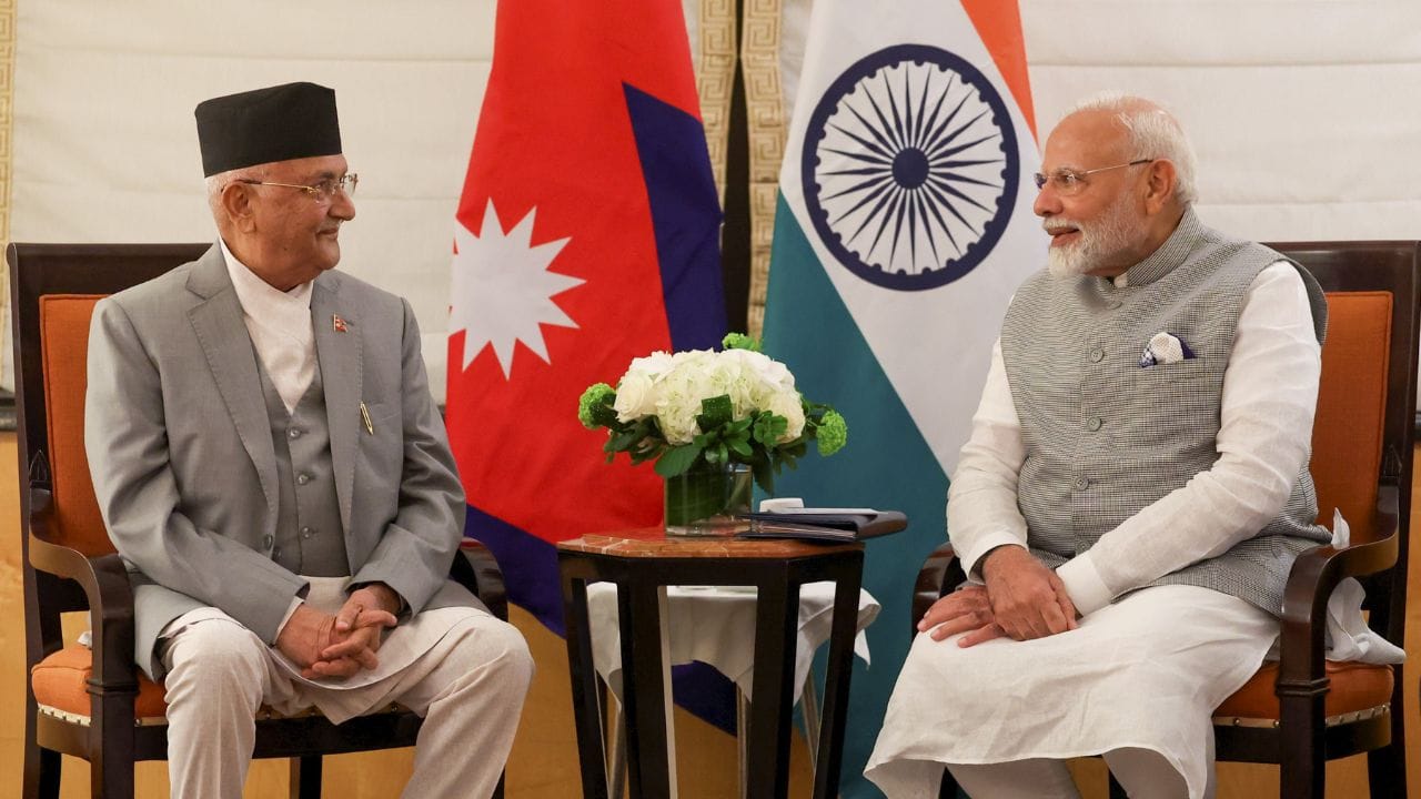 નેપાળના રાજકારણના અનુભવી સામ્યવાદી નેતાઓમાંના એક ઓલીની રાજકીય સફર ઉતાર-ચઢાવથી ભરેલી રહી છે.1987માં જેલમાંથી બહાર આવ્યા બાદ, ઓલી નેપાળની કમ્યુનિસ્ટ પાર્ટીની સેન્ટ્રલ કમિટીના સભ્ય બન્યા હતા.