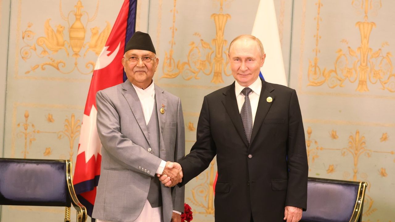 જેલવાસ દરમિયાન, ઓલીને ક્ષય રોગ થયો હતો અને તેઓ ગેસ્ટ્રિક અલ્સરથી પણ પીડાતા હતા1990ની ક્રાંતિ પછી તેમને કિડનીમાં સમસ્યાઓ થઈ. 2007માં નવી દિલ્હીની એપોલો હોસ્પિટલમાં તેમનું કિડની ટ્રાન્સપ્લાન્ટ થયું અને 2020માં કાઠમંડુની ત્રિભુવન યુનિવર્સિટી ટીચિંગ હોસ્પિટલમાં તેમનું બીજું ટ્રાન્સપ્લાન્ટ થયું હતુ. નવેમ્બર 2019 માં તેમનું કિડની રોગ માટે ડાયાલિસિસ કરવામાં આવ્યું હતું.