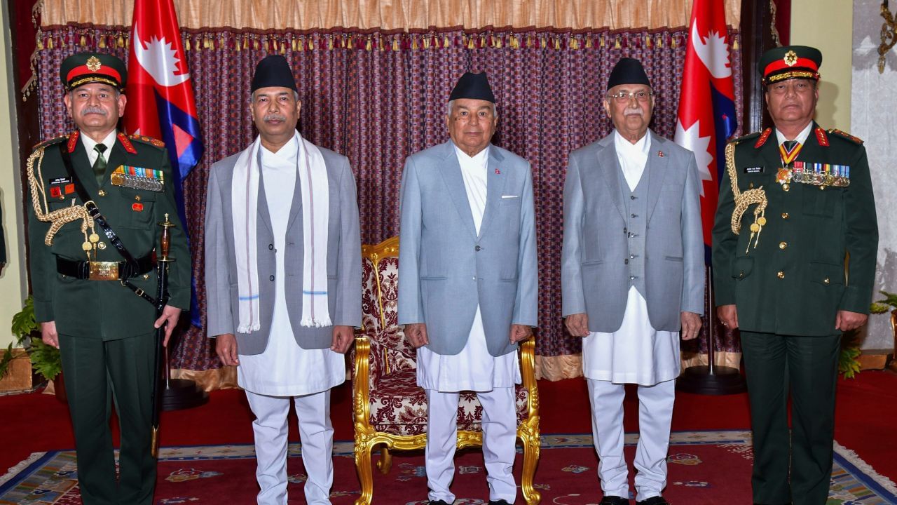 કે.પી. શર્મા ઓલીનો જન્મ 22 ફેબ્રુઆરી 1952ના રોજ તેહરથુમના ઇવામાં થયો હતો. તેમના પિતા, મોહન પ્રસાદ ઓલી, એક બ્રાહ્મણ ખેડૂત હતા તેમની માતા, મધુમાયા ઓલી હતી, તેઓ ચાર વર્ષના હતા તે સમયે તેની માતા શીતળાથી મૃત્યુ પામ્યા હતા. તેમના પિતાના બીજા લગ્નથી તેમને એક નાનો ભાઈ અને ત્રણ નાની બહેનો હતી.