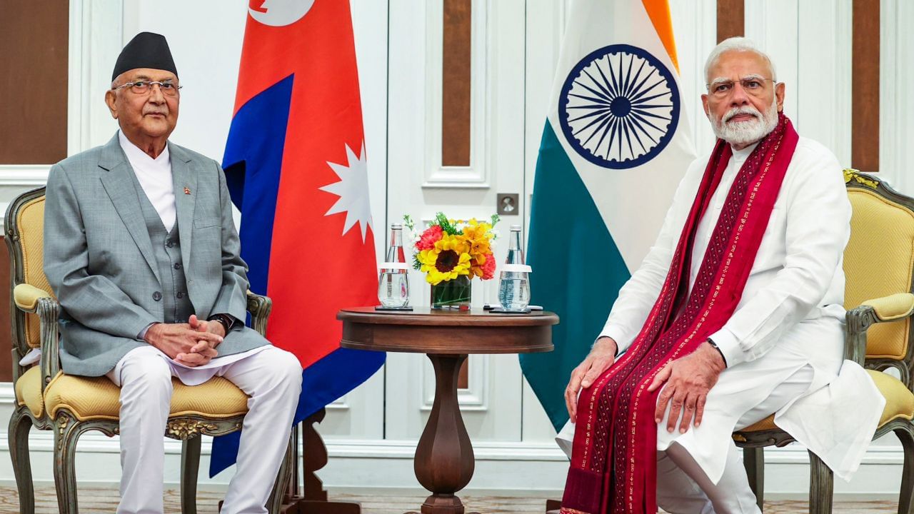 ઓલીએ તેમનું પ્રાથમિક શિક્ષણ નજીકની પ્રણામી મિડલ સ્કૂલમાં પૂર્ણ કર્યું. 1958માં તેમનો પરિવાર ઝાપાના સુરુંગવા રહેવા ગયો હતો પરંતુ કનકાઈ નદીમાં આવેલા પૂરને કારણે, તેઓ જમીનવિહોણા થઈ ગયા અને ઓલી તેમના દાદા-દાદી સાથે રહેવા ગયા. ત્યારબાદ તેમનો પરિવાર 1962માં ઝાપાના ગરામણી ગયો.