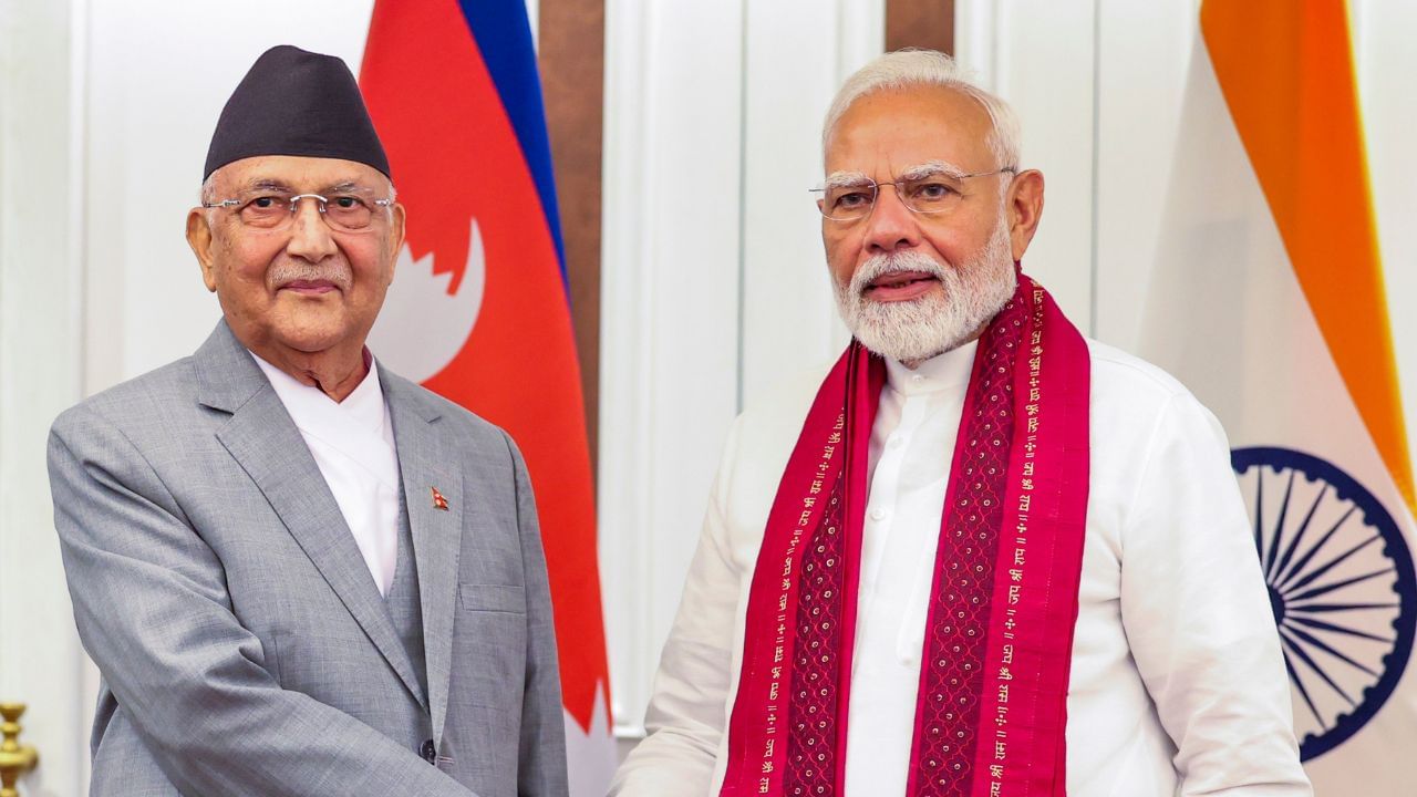 તેમણે 1970માં આદર્શ માધ્યમિક શાળામાંથી તેમની SLC પરીક્ષા પૂર્ણ કરી. ઝાપામાં રહેતા, ઓલી પંચાયત વિરોધી અને નક્સલબારી ચળવળોથી પ્રભાવિત હતા. તેઓ તેમના સામ્યવાદી વલણ માટે તેમના દૂરના કાકા રામનાથ દહલને શ્રેય આપે છે.