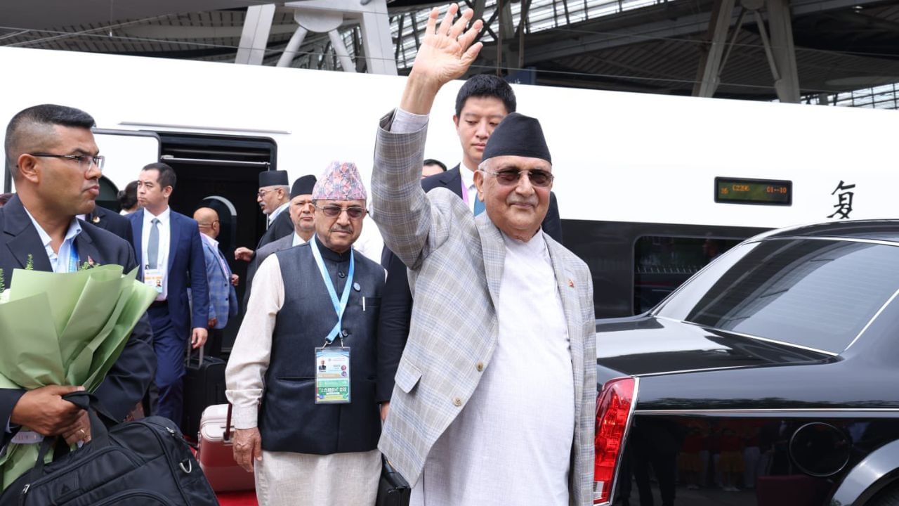 ઓલીનો પરિચય તેમના પક્ષ CPN-UMLની સત્તાવાર વેબસાઇટ પર આપવામાં આવ્યો છે.તેમણે તેમના જીવનના 14 વર્ષ જેલમાં વિતાવવા પડ્યા. તેમને એક ક્રાંતિકારી અને સમાજવાદી નેતા તરીકે વર્ણવવામાં આવ્યા છે.