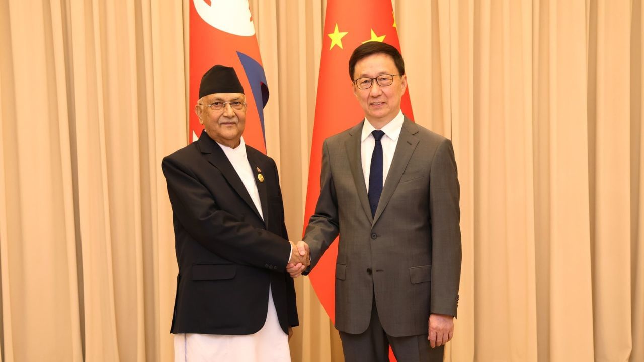 2014 થી નેપાળની કમ્યુનિસ્ટ પાર્ટીના અધ્યક્ષ,તેમણે અગાઉ સતત બે વખત વડા પ્રધાન તરીકે સેવા આપી હતી, ઓક્ટોબર 2015 થી ઓગસ્ટ 2016 અને ફેબ્રુઆરી 2018 થી જુલાઈ 2021 સુધી.તેઓ 2017 થી ઝાપા 5 માટે સંસદ સભ્ય છે. તેમણે અગાઉ ઝાપા 6, ઝાપા 2અને ઝાપા 7 માટે સાંસદ તરીકે સેવા આપી હતી.