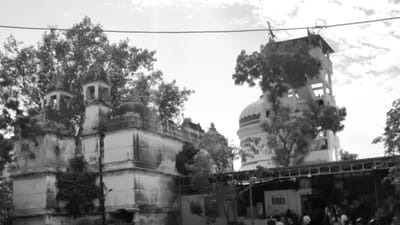 કડીનો અર્થ “કઠિન” અથવા “મજબૂત કિલ્લો”  પ્રાચીન સમયમાં અહીં મજબૂત ગઢ (કિલ્લો) હતો, જેના આધારે આ શહેરનું નામ “કડી” પડ્યું હોવાનું માનવામાં આવે છે.  કેટલાક ઈતિહાસકારોના મતે “કડી” શબ્દ સંસ્કૃતના “કૃડી” પરથી આવ્યો છે, જેનો અર્થ પાણીના કિનારે વસેલું ગામ એવો થાય છે બીજી માન્યતા પ્રમાણે આ વિસ્તારમાં “કડીયાર” (પથ્થર) મોટા પ્રમાણમાં મળતા હોવાથી તેને “કડી” કહેવામાં આવતું.