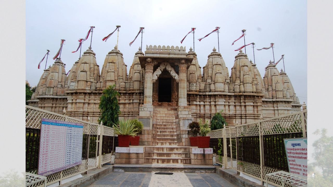 કીર્તિ સ્તંભ સોલંકી શૈલીમાં રચાયેલ એક અનોખું સ્થાપત્ય છે. આ મિનાર સાત માળનો બનેલો છે. તે ચિત્તોડના સાત-બીસ જૈન મંદિરોની બાજુમાં સ્થિત છે. ભૂમિભાગ, જેને "હંશપીઠ" કહેવામાં આવે છે, તેમાં સિંહમુખ થાર, ગજ થાર અને નવ થાર સાથે ઋષભનાથની આદરણીય મૂર્તિઓ આવેલી છે. આ મિનાર જૈન ધર્મના પ્રથમ તીર્થંકર ભગવાનઋષભદેવને અર્પિત છે. ( આ માહિતી વિવિધ ઐતિહાસિક તથ્યો અને સંશોધનો પર આધારિત છે. વિગતવાર માહિતી માટે, ઇતિહાસના પ્રમાણભૂત ગ્રંથો અને સંશોધનોનો અભ્યાસ કરવો ઉચિત રહેશે.) (Credits: - Wikipedia)