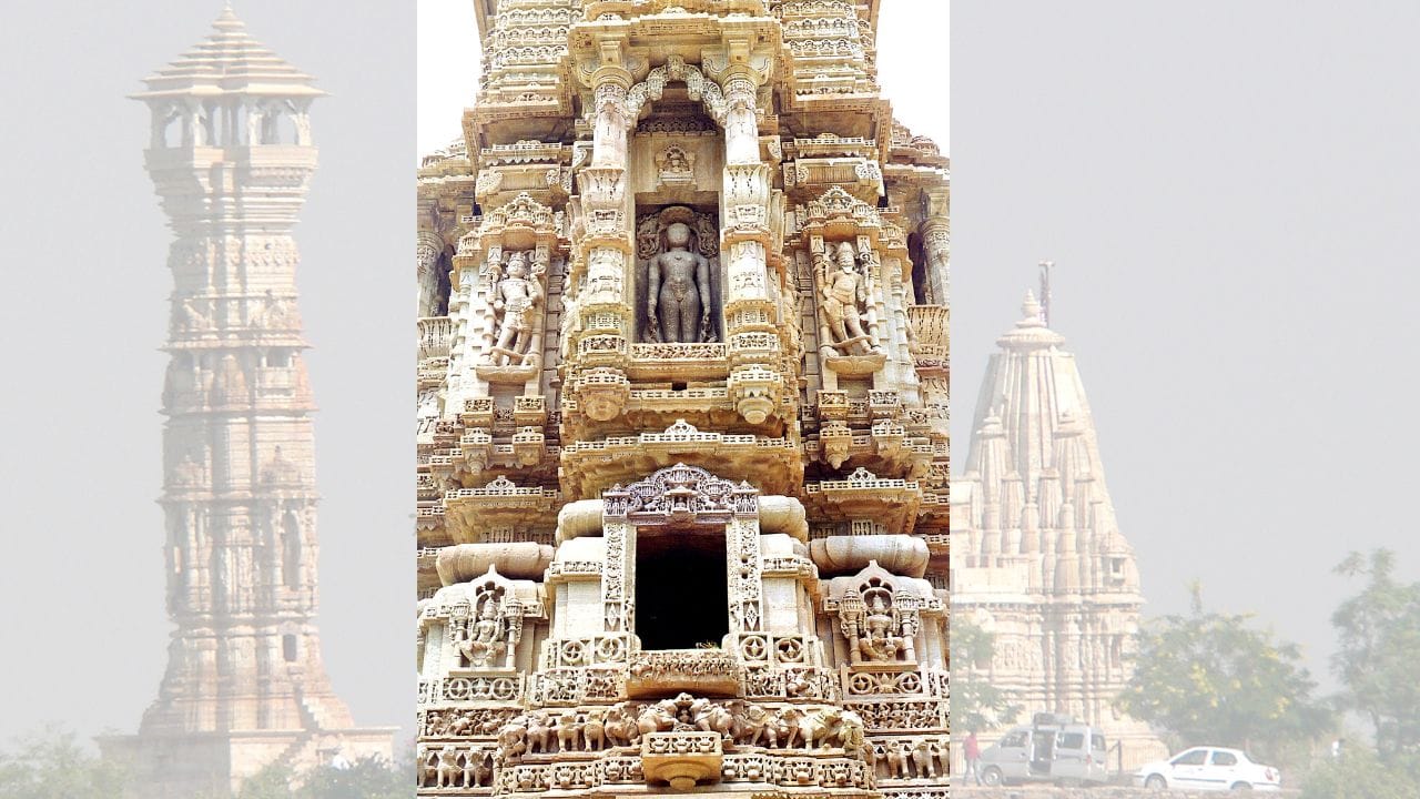 આ 22 મીટર (અંદાજે 72ફૂટ) ઊંચો મિનાર જૈન વેપારી જીજા ભાગેરવાલા દ્વારા રાવલ કુમાર સિંહના શાસન દરમિયાન, આશરે ઈ.સ. 1179 થી 1191 વચ્ચે નિર્મિત કરાયો હતો. 12મી સદીમાં તે વિધિમાર્ગના પ્રચારક જીનવલ્લભનું નિવાસસ્થાન રહ્યું હતું, જ્યારે 15મી થી 17મી સદી સુધી અહીં ભટ્ટારકનો પ્રભાવ રહ્યો. (Credits: - Wikipedia)