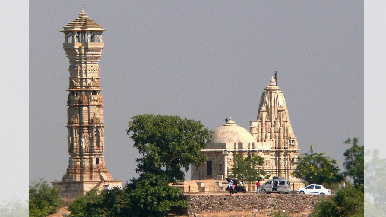 આ 22 મીટર (અંદાજે 72ફૂટ) ઊંચો મિનાર જૈન વેપારી જીજા ભાગેરવાલા દ્વારા રાવલ કુમાર સિંહના શાસન દરમિયાન, આશરે ઈ.સ. 1179 થી 1191 વચ્ચે નિર્મિત કરાયો હતો. 12મી સદીમાં તે વિધિમાર્ગના પ્રચારક જીનવલ્લભનું નિવાસસ્થાન રહ્યું હતું, જ્યારે 15મી થી 17મી સદી સુધી અહીં ભટ્ટારકનો પ્રભાવ રહ્યો. (Credits: - Wikipedia)