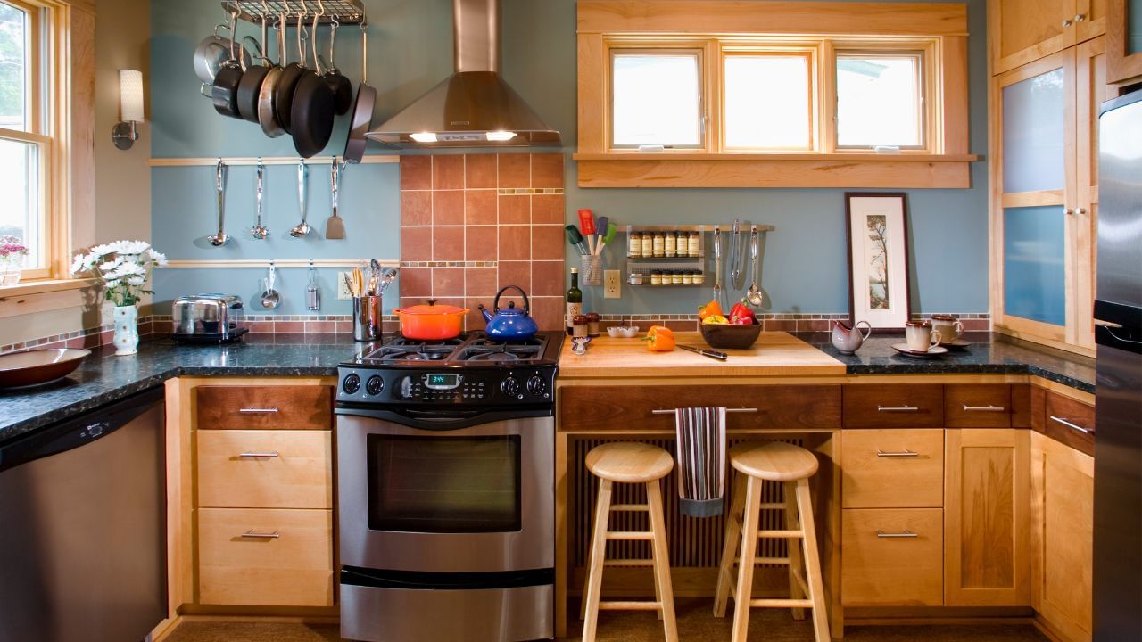 रसोई में बिजली के उपकरणों को दक्षिण-पूर्व कोने में रखना चाहिए। रसोई के बर्तनों को रखने के लिए सबसे अच्छी जगह पश्चिम दिशा है। अगर यह संभव न हो, तो आप रसोई के दक्षिण दिशा में भी ऐसा कर सकते हैं।