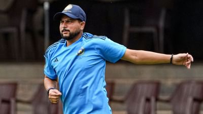 દુબઈમાં ભારત-પાકિસ્તાનની મેચમાં ભારતીય સ્પિનરોએ પાકિસ્તાનને ઘૂંટણિયે પાડ્યું હતુ. પાકિસ્તાને ટોસ જીતી પહેલા બેટિંગ કરવાનો નિર્ણય લીધો હતો, પરંતુ ભારતીય બોલર સામે પાકિસ્તાનની ટીમ માત્ર 127 રન બનાવી શકી હતી.