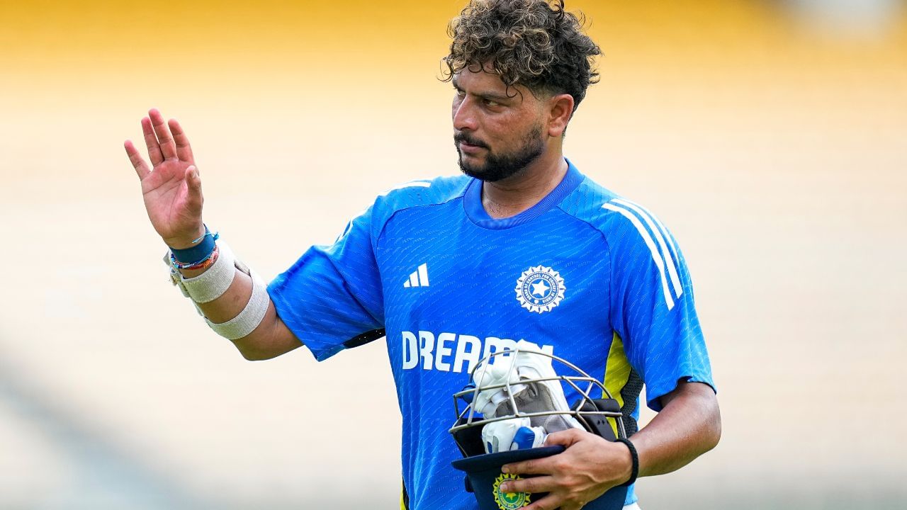 આ મેચમાં પાકિસ્તાનની ટીમે 9 વિકેટ ગુમાવી હતી. 9માંથી 6 વિકેટ ભારતીય સ્પિન બોલરોના નામે રહી હતી. કુલદીપ યાદવે 3, અક્ષર પટેલે 2 અને વરુણ ચક્રવર્તીએ એક વિકેટ લીધી હતી.