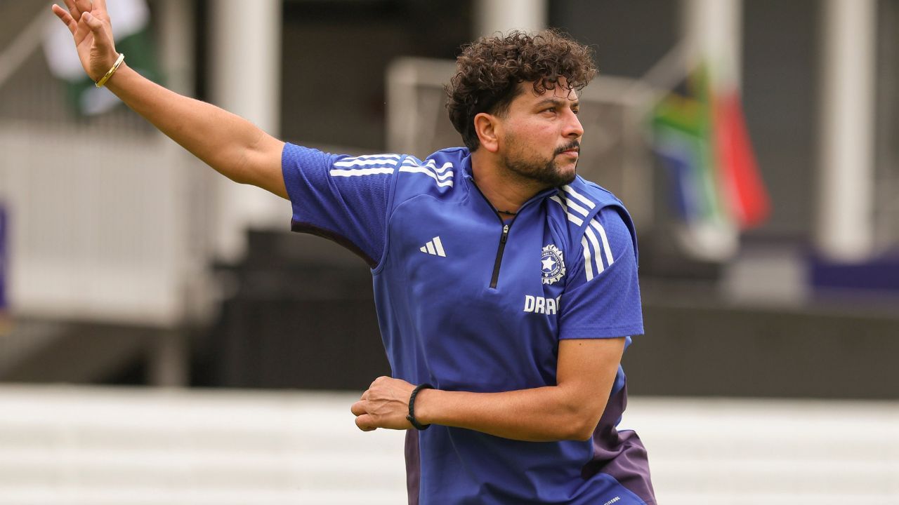 કુલદીપ યાદવે UAE સામેની મેચમાં 2.1 ઓવરમાં માત્ર 7 રન આપીને 4 વિકેટ લીધી હતી અને હવે તેણે પાકિસ્તાન સામે 3 વિકેટ લઈને ઇતિહાસ રચી દીધો છે.આ સાથે કુલદીપ યાદવે ટી20 એશિયા કપમાં બેક ટુ બેક 3 વિકેટ લઈ ઈતિહાસ રચી દીધો હતો. આવું કરનાર પહેલો બોલર બન્યો છે.