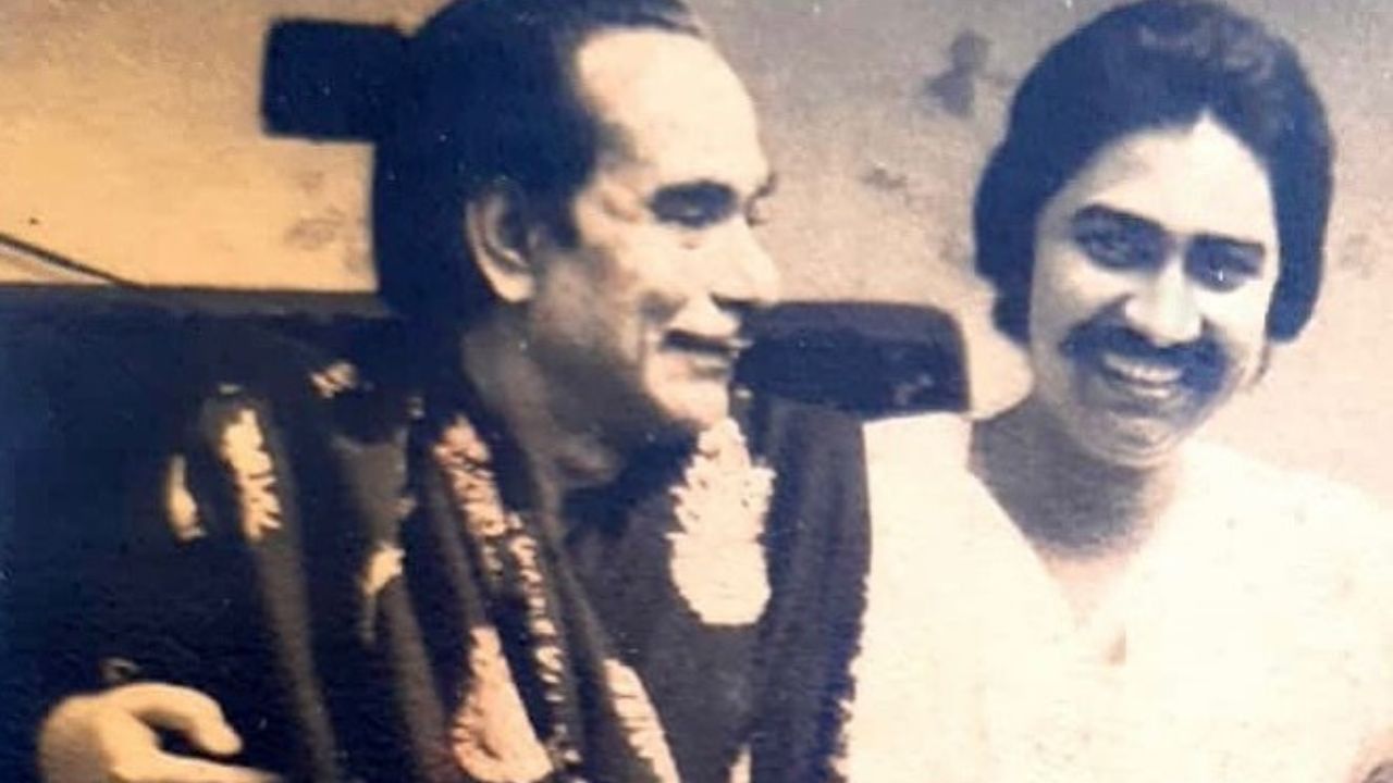 તમને જણાવી દઈએ કે કુમાર સાનુ બોલિવૂડ ઇન્ડસ્ટ્રીના સૌથી  ફેમસ સિંગરમાંથી એક છે. તેમના નામે અનેક રેકોર્ડ પણ છે.2009માં, તેમને ભારત સરકાર દ્વારા પદ્મશ્રીથી નવાજવામાં આવ્યા હતા. 