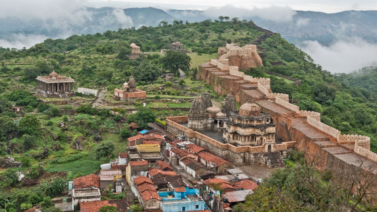 કુંભલગઢ કિલ્લાનું નિર્માણ મેવાડના પ્રસિદ્ધ મુખ્ય શિલ્પી મંડન દ્વારા કરવામાં આવ્યું હતું. કુંભલગઢના શિલાલેખોમાંથી જાણવા મળે છે કે રાણા કુંભાએ ઈ.સ. 1448માં આ ગઢના બાંધકામનો હુકમ આપ્યો હતો. આ કિલ્લો તેમની બીજી પ્રિય રાજધાની તરીકે ઓળખાતો હતો. રાણા કુંભાના શાસનકાળમાં મેવાડનું રાજ્ય રણથંભોરથી લઈને ગ્વાલિયર સુધી વ્યાપેલું હતું, જેમાં આજના મધ્યપ્રદેશ અને રાજસ્થાનનો વિશાળ વિસ્તાર આવરી લેવાયો હતો. કહેવાય છે કે તેમના શાસન દરમિયાન કુલ 84 કિલ્લાઓ હતાં, જેમાંથી 32 કિલ્લાઓનું નિર્માણ જાતે રાણા કુંભાએ કરાવ્યું, જેમાં કુંભલગઢ સૌથી વિશાળ અને ભવ્ય ગણાય છે. (Credits: - Wikipedia)