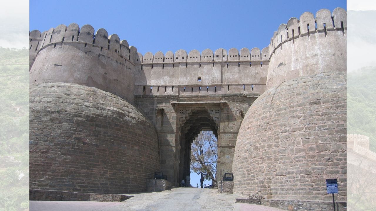 મહારાણા કુંભા દ્વારા બનાવેલું પ્રારંભિક કિલ્લાકીય માળખું આજે પણ અસ્તિત્વમાં છે. તેની અંદરની રહેણાંક ઇમારતો અને મંદિરો ઉત્તમ રીતે સંરક્ષિત છે. આ કિલ્લો મહારાણા પ્રતાપનું જન્મસ્થળ હોવાના કારણે ભારતીય ઈતિહાસમાં અતિ મહત્વપૂર્ણ અને યાદગાર સ્થાન ધરાવે છે. (Credits: - Wikipedia)